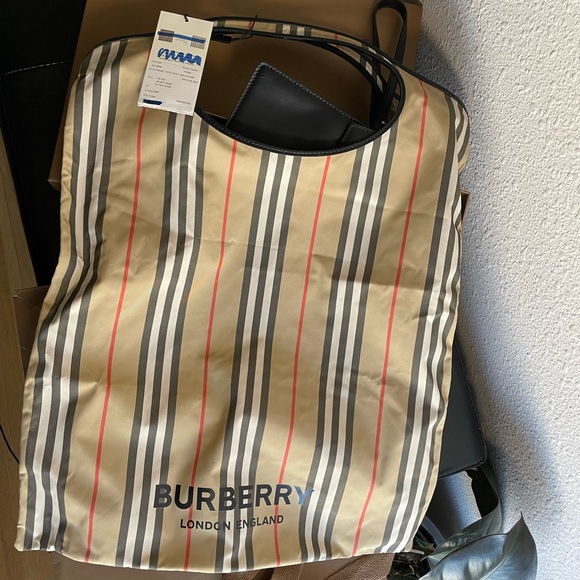 BURBERRY Icon-stripe recycled-fibre tote bag - Picture 4 of 15